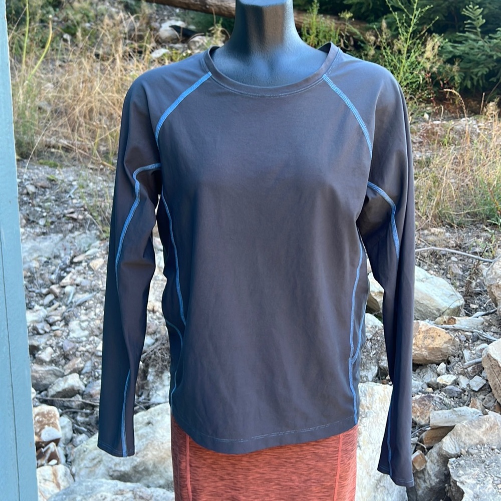 L.L.Bean NWOT UPF 50 long sleeve fitted grey shirt with blue, stretchy size LG